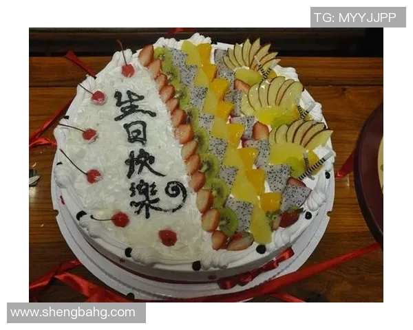 足球明星欢聚一堂庆生派对蜡烛点燃梦想与友谊的瞬间